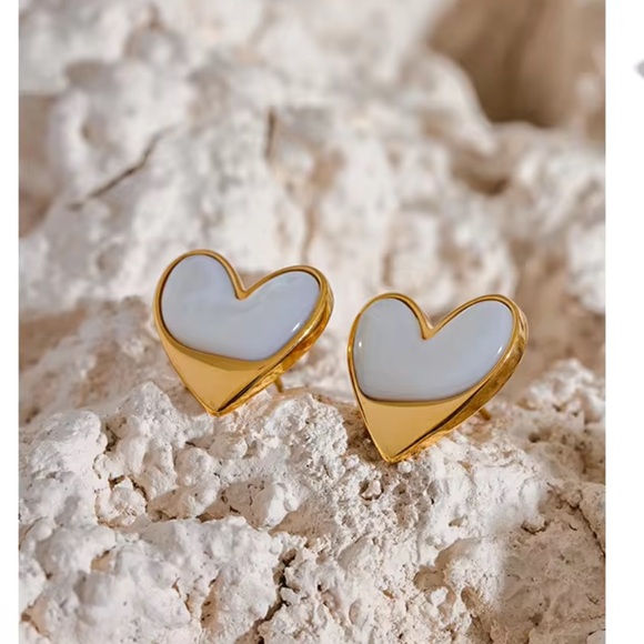 NWT Stainless Steel Faux Pearl Heart Earrings in Gold - Picture 3 of 9